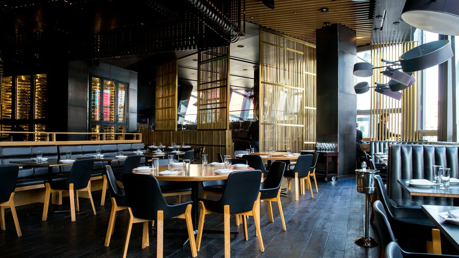 Modern eingerichtetes Restaurant mit gedeckten Tischen und Stühlen