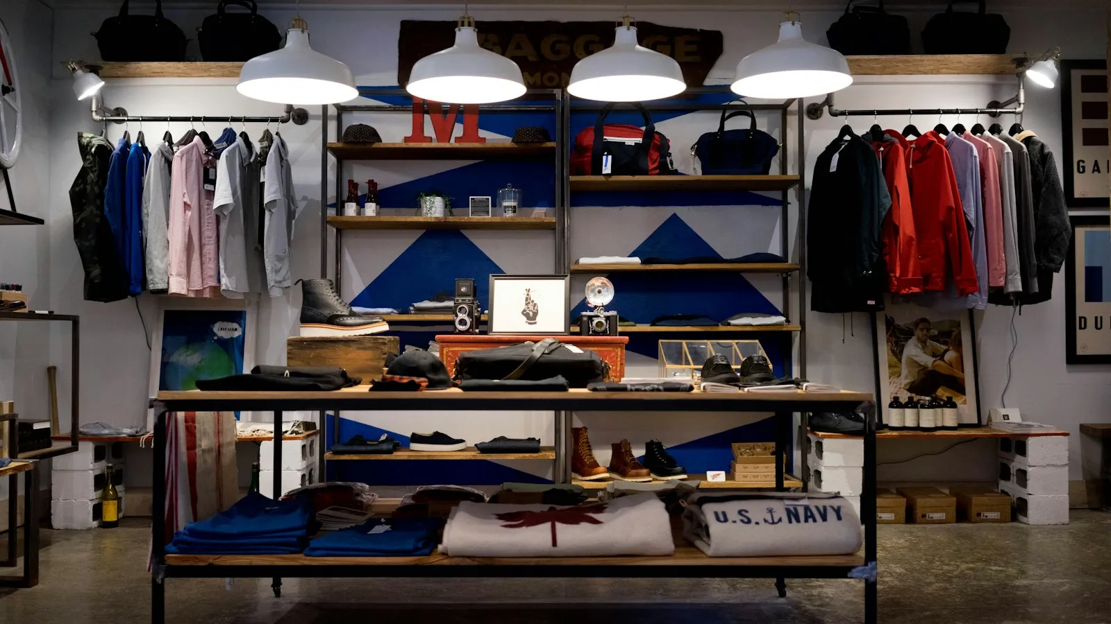 Einladendes Ladengeschäft mit Bekleidung, Taschen und Schuhen auf Holzregalen