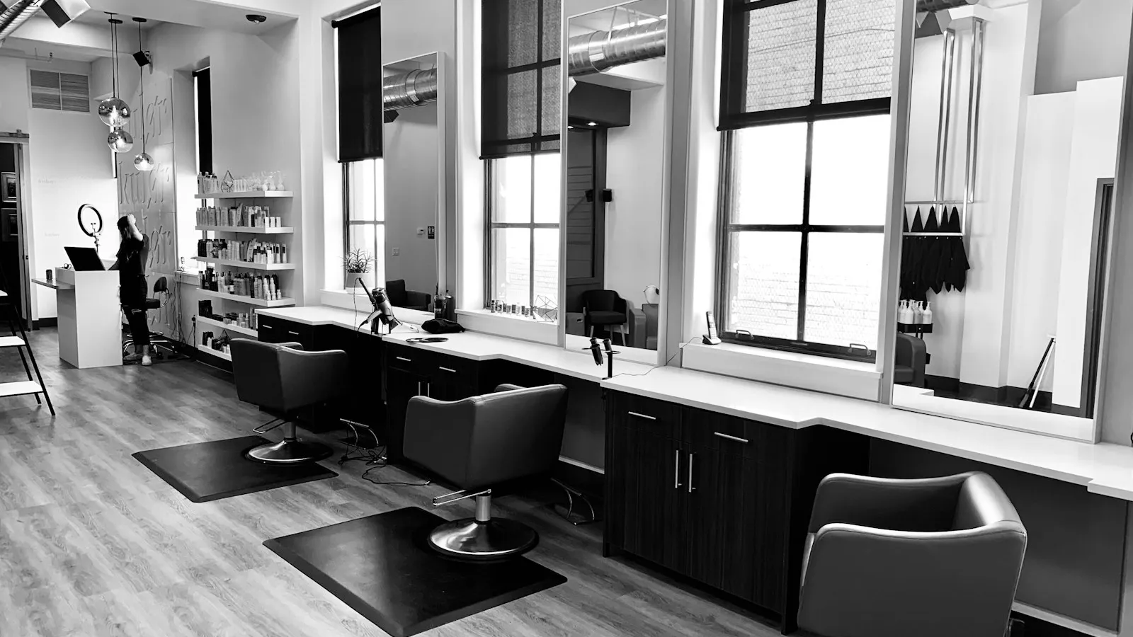 Heller Friseursalon mit Styling-Stühlen und großen Spiegeln